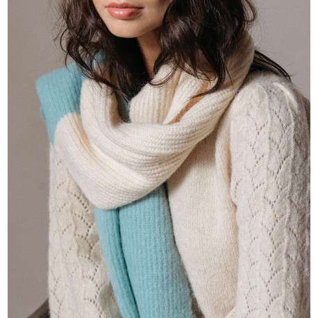 Écharpe beige et menthe avec grandes rayures en tricot - Image 3