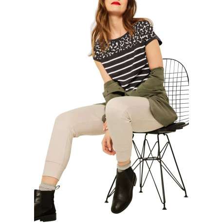 T-shirt kaki en coton fantaisie coupe régular avec un col rond et un imprimé papillon aux épaules - Image 4