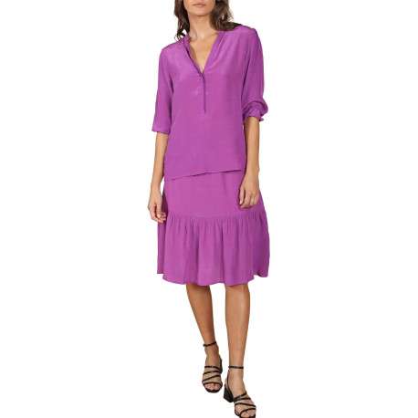 Blouse violette unie coupe droite avec un col tunisien resserré élastiquement à l'extrémité des manches