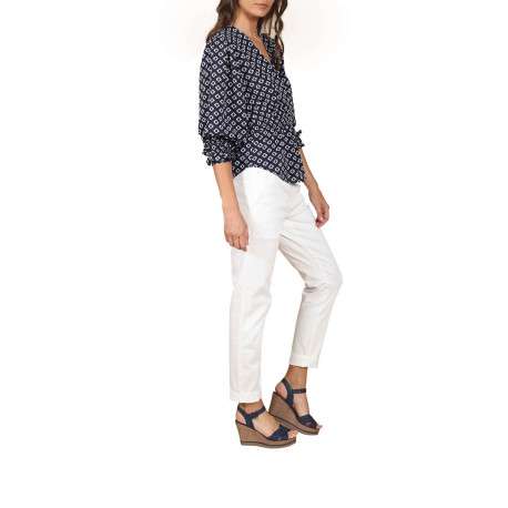 Blouse marine fantaisie coupe ample avec un col v et un imprimé losanges - Image 2