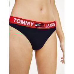 String marine uni avec ceinture rouge unie et nom de la marque imprimé