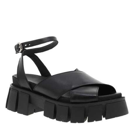 Sandales en cuir noir à semelle chunky fermées par boucle à ardillon