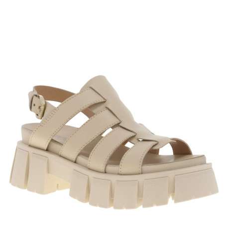 Sandales en cuir écru à semelle chunky fermées par boucle à ardillon