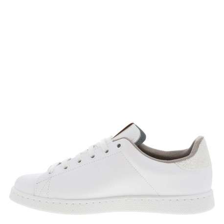 Tennis en cuir blanches avec un talon plat pourvu de lacets - Image 9