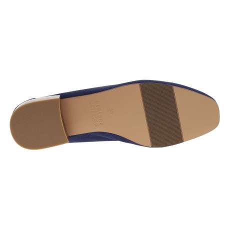 Mocassins à talon plat marines en cuir avec chaîne métallique épaisse sur le cou-de-pied - Image 6