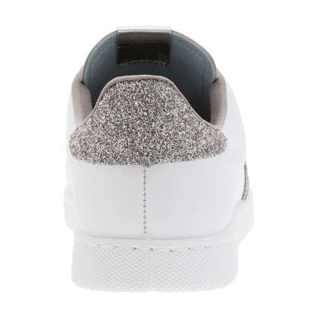 Tennis en cuir blanches avec un talon plat pourvu de lacets - Image 10