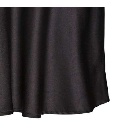 Jupe courte noire unie satinée avec une coupe évasée - Image 3