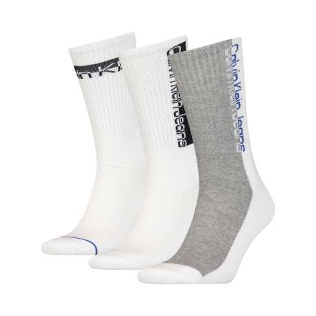 Lot de 3 paires de chaussettes hautes blanc unies avec une coupe haute et nom de la marque autour de la cheville - Image 2