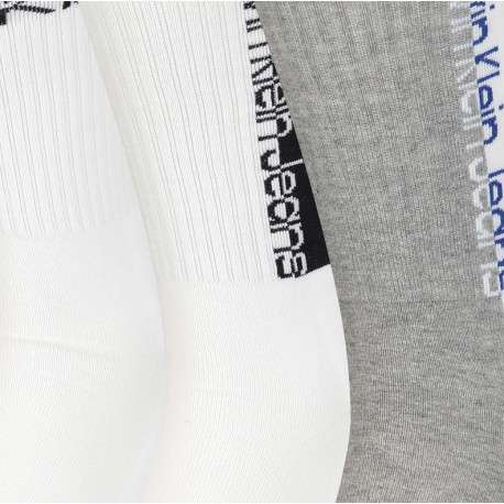 Lot de 3 paires de chaussettes hautes blanc unies avec une coupe haute et nom de la marque autour de la cheville - Image 3