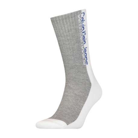 Lot de 3 paires de chaussettes hautes blanc unies avec une coupe haute et nom de la marque autour de la cheville - Image 4
