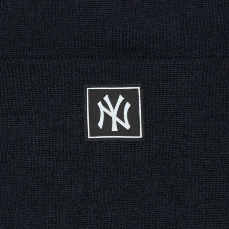 Bonnet noir uni avec logo de la marque brodé sur le côté du revers - Image 3