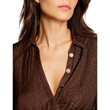 Blouse chocolat imprimé léopard avec une coupe ajusté et col v - Image 3