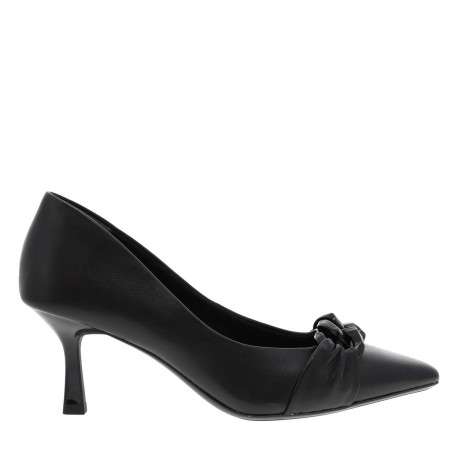 Escarpins en cuir noirs à talon aiguille avec chaîne noire métallique à l'avant - Image 2