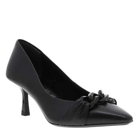 Escarpins en cuir noirs à talon aiguille avec chaîne noire métallique à l'avant