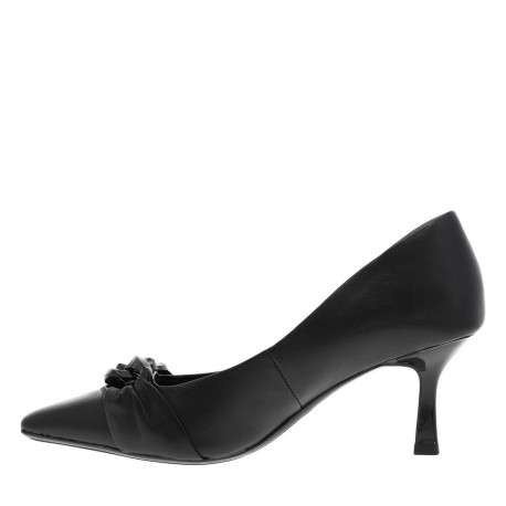Escarpins en cuir noirs à talon aiguille avec chaîne noire métallique à l'avant - Image 3