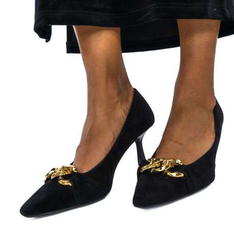 Escarpins en cuir noirs effet daim à talon aiguille avec chaîne doré métallique à l'avant