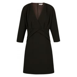 Robe courte noire unie effet gauffré avec une coupe droite col v et à manches courtes