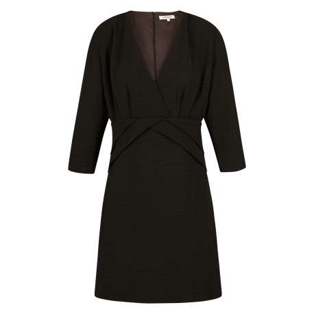 Robe courte noire unie effet gauffré avec une coupe droite col v et à manches courtes