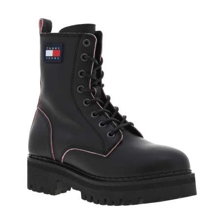 Boots en cuir noires à talon plat avec détails de couleur rose au niveau des coutures