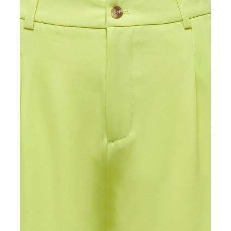 Short chino vert avec une coupe longue et des pinces sur l'avant - Image 3