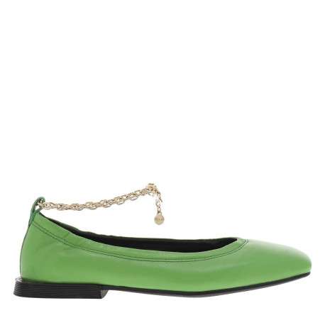 Ballerines décolletées en cuir vert à chainette dorée sur la cheville - Image 2