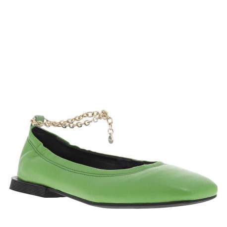Ballerines décolletées en cuir vert à chainette dorée sur la cheville