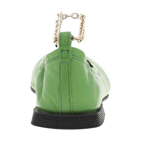 Ballerines décolletées en cuir vert à chainette dorée sur la cheville - Image 4