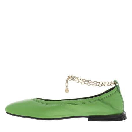 Ballerines décolletées en cuir vert à chainette dorée sur la cheville - Image 3