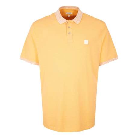 Polo en coton maille piquée orange avec une coupe droite et un col boutonné