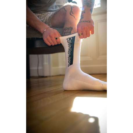 Lot de 3 paires de chaussettes hautes blanc unies avec une coupe haute et nom de la marque autour de la cheville