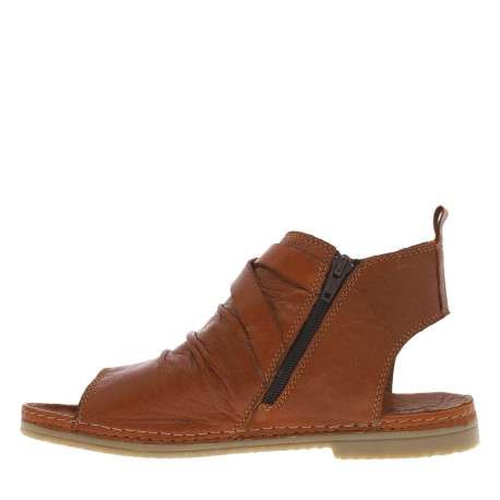 Nu-pieds en cuir cognac à talon plat et à boucle à ardillon dorée