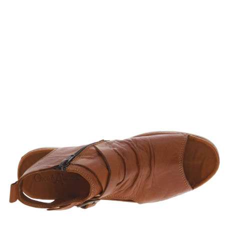 Nu-pieds en cuir cognac à talon plat et à boucle à ardillon dorée - Image 4