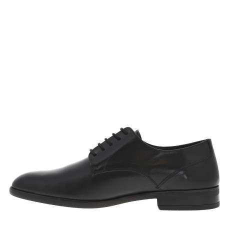 Derbies en cuir noir à bout pointu, talon décroché bas et lacets ronds enduis