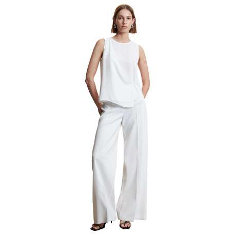 T-shirt sans manches blanc uni avec une coupe asymétrique et un col rond