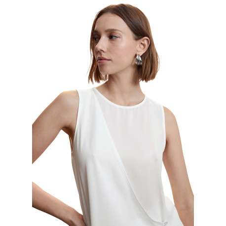 T-shirt sans manches blanc uni avec une coupe asymétrique et un col rond - Image 5