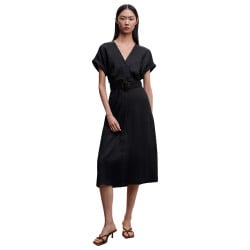 Robe longue en lin noire unie avec une coupe droite et un col v