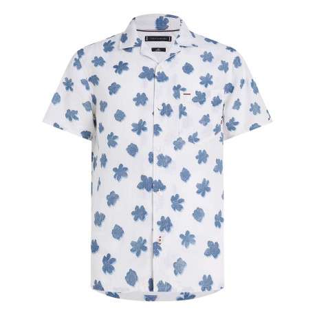 Chemise en lin blanche fleurie avec une coupe droite et un col cubain