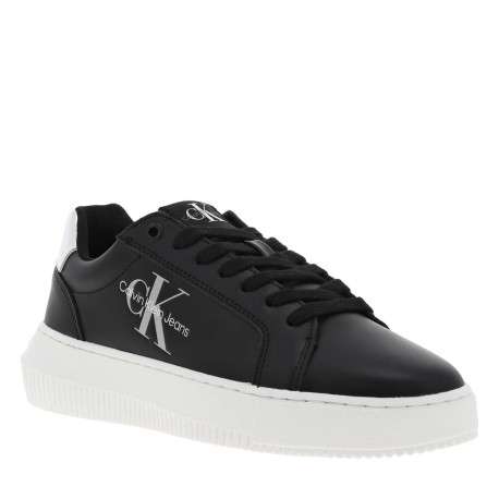 Sneakers en cuir noir à semelle plateforme blanche et à lacets plats - Image 3
