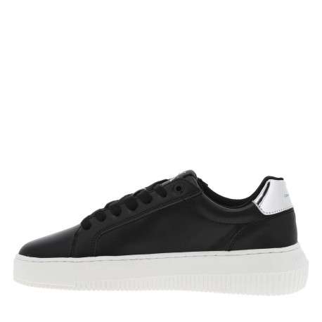 Sneakers en cuir noir à semelle plateforme blanche et à lacets plats