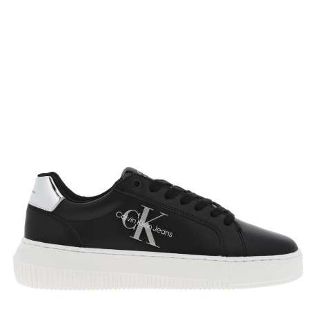 Sneakers en cuir noir à semelle plateforme blanche et à lacets plats - Image 2