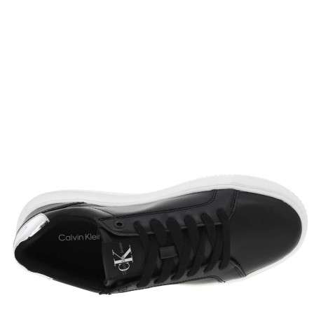 Sneakers en cuir noir à semelle plateforme blanche et à lacets plats - Image 4