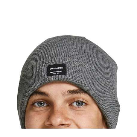 Bonnet gris uni avec une étiquette noire cousue sur l'ourlet