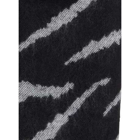 Echarpe noire à imprimé zebré gris clair et franges noires aux extrémités - Image 3