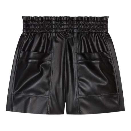Short noir uni aspect cuir avec une coupe courte et une taille haute
