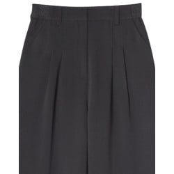 Pantalon noir uni avec une coupe droite et des passants pour la ceinture