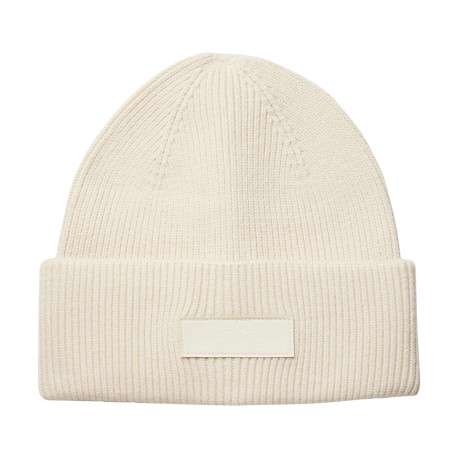 Bonnet écru uni en maille côtelée avec patch cousu sur le revers