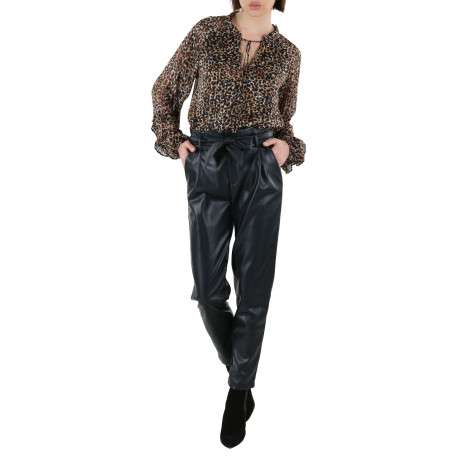 Pantalon noir en similicuir avec une coupe regular fit et 2 poches latérales