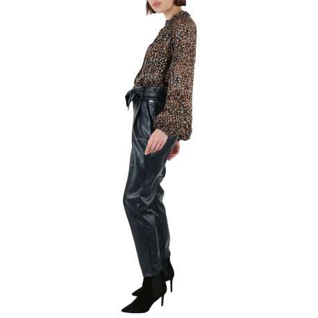 Pantalon noir en similicuir avec une coupe regular fit et 2 poches latérales - Image 2
