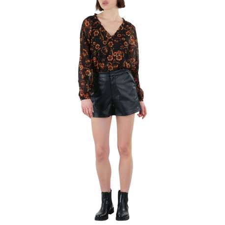 Short noir uni en similicuir avec une coupe courte et 2 poches latérales