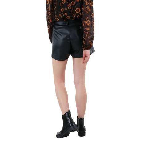 Short noir uni en similicuir avec une coupe courte et 2 poches latérales - Image 3